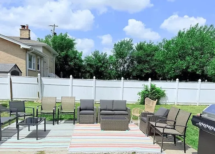 Spacious 5 Bed 2 Bath House * Melrose Park