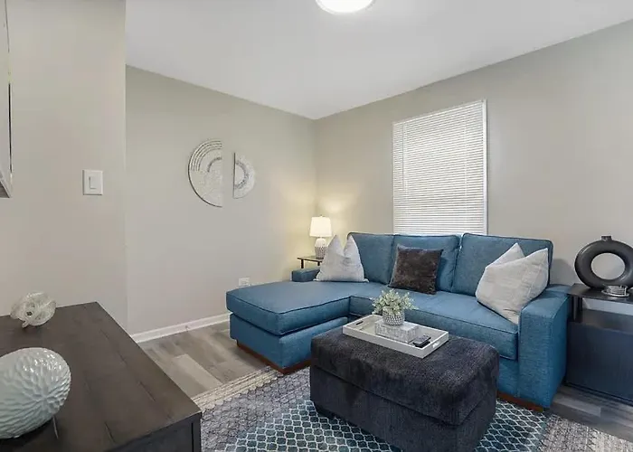 Spacious 5 Bed 2 Bath House * Melrose Park