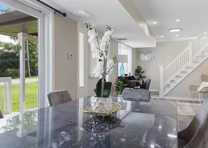 Spacious 5 Bed 2 Bath House Melrose Park