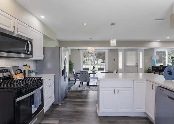Spacious 5 Bed 2 Bath House * Melrose Park