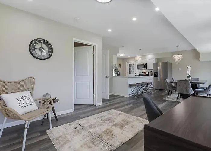 Spacious 5 Bed 2 Bath House Melrose Park