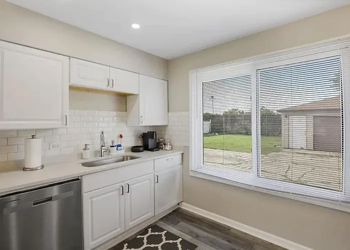 Spacious 5 Bed 2 Bath House Hébergement de vacances Melrose Park