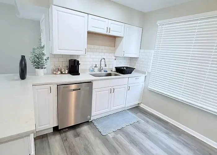 Spacious 5 Bed 2 Bath House Melrose Park
